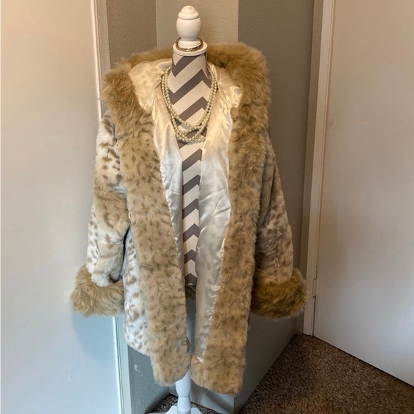 Gorgeous faux fur winter coat - Picture 2 of 6